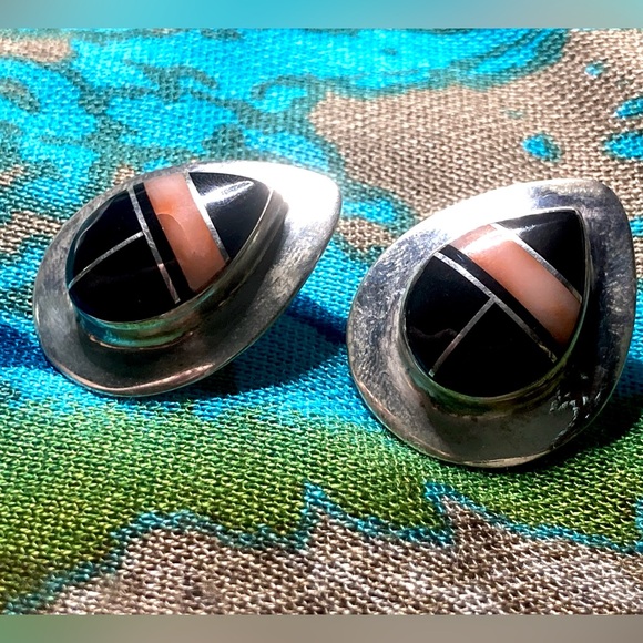 Vintage Native American Sterling Silver Coral And Onyx Inlay Post Earrings - Picture 12 of 16